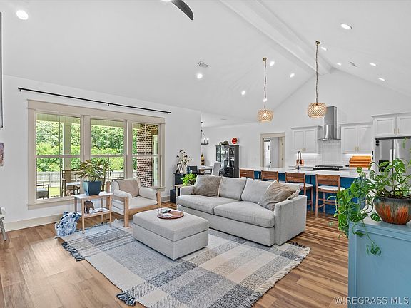 3rd image of 332 Lakes Dr
