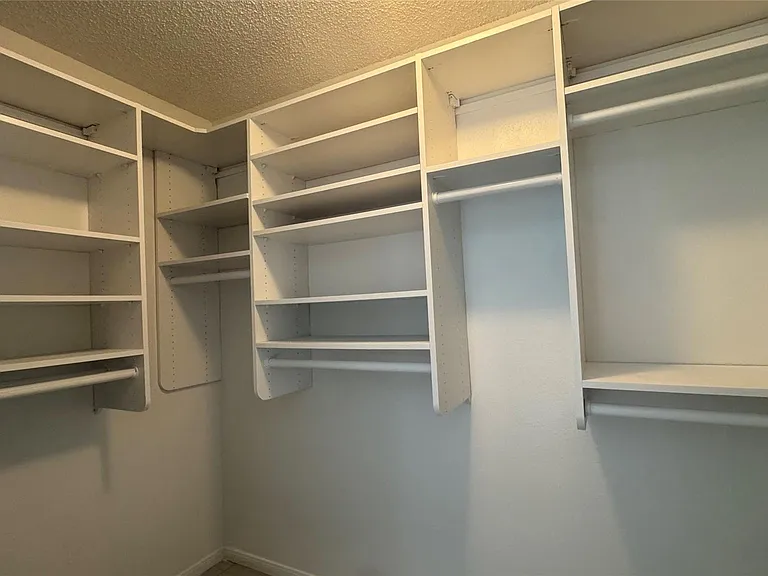 9826 Chiselhurst Dr — Photo 20