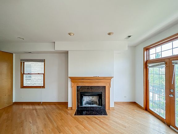 2nd image of 1063 W Cornelia Ave APT 2