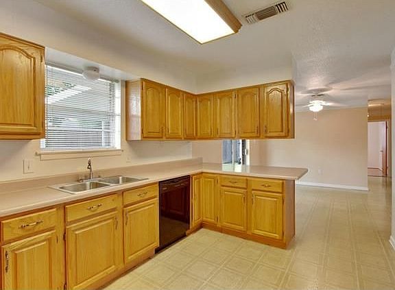 5th image of 908 Belmont Pl