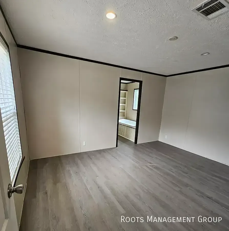 2710 Oakridge Dr — Photo 4
