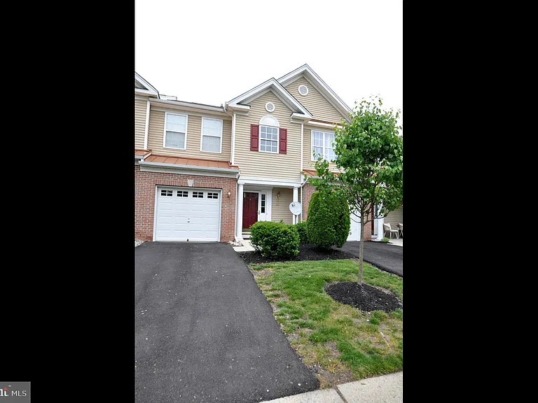 328 Helen Dr — Photo 2