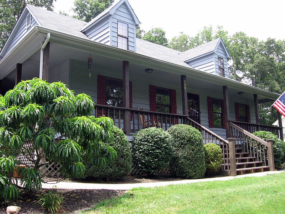1st image of 229 Fairhill Dr NE