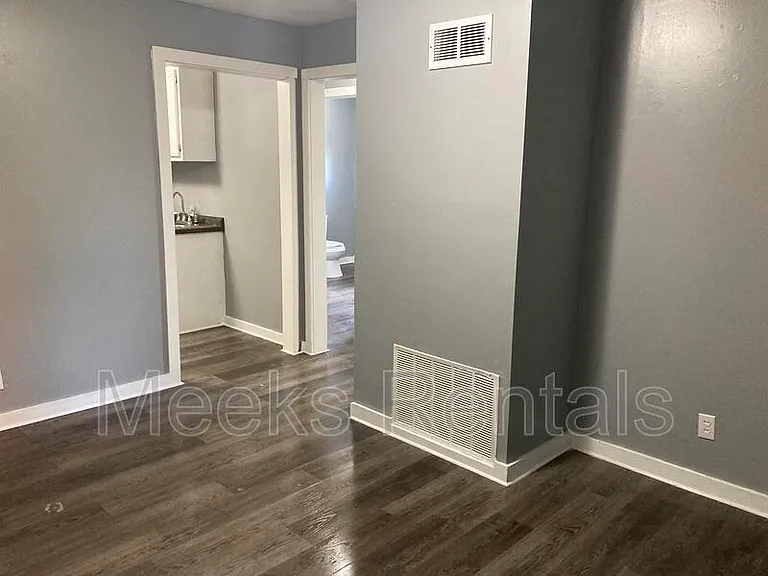 408 1st St #11 — Photo 3