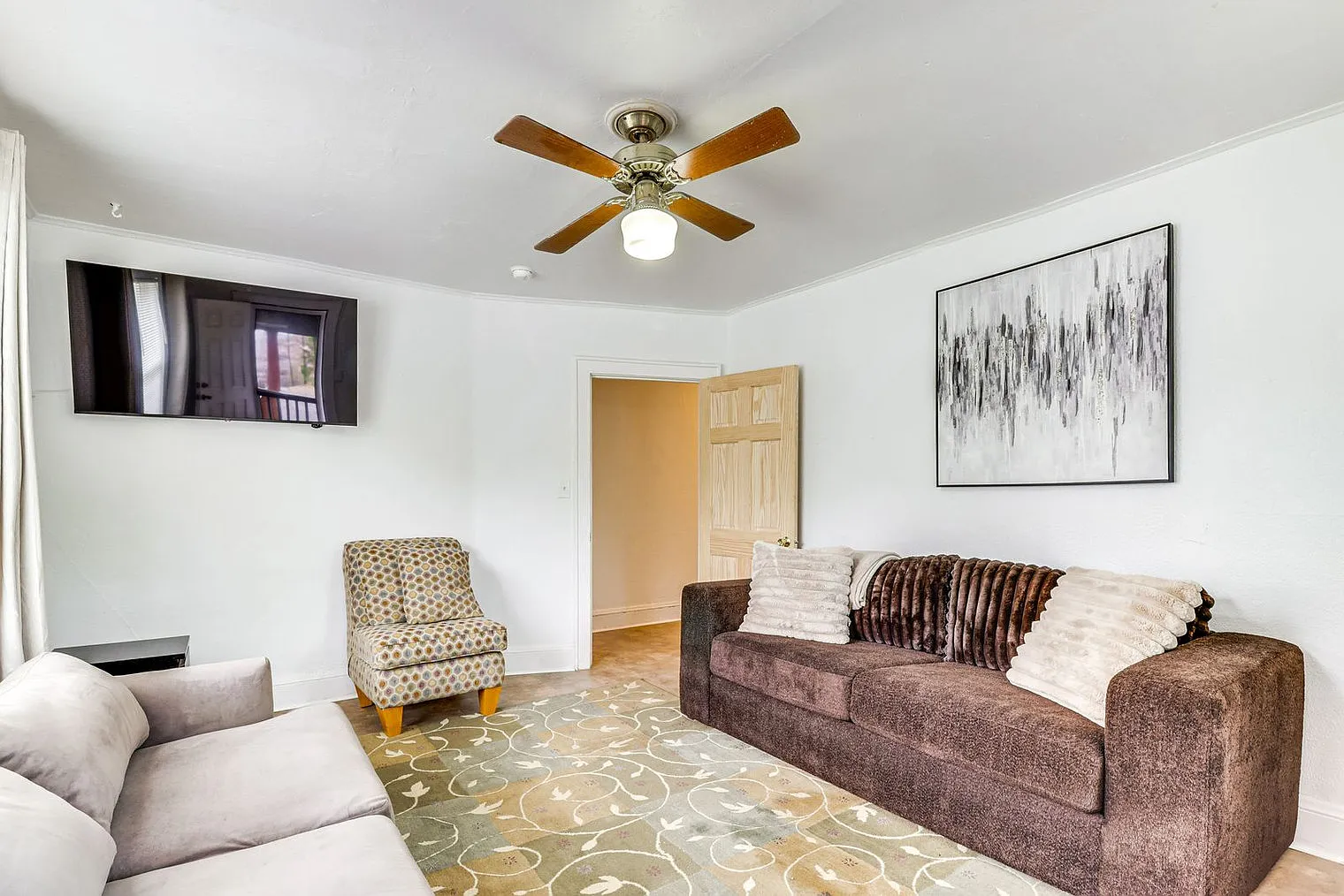 2 bed, 1.0 bath, 893 sqft, $2,007 — Photo 1