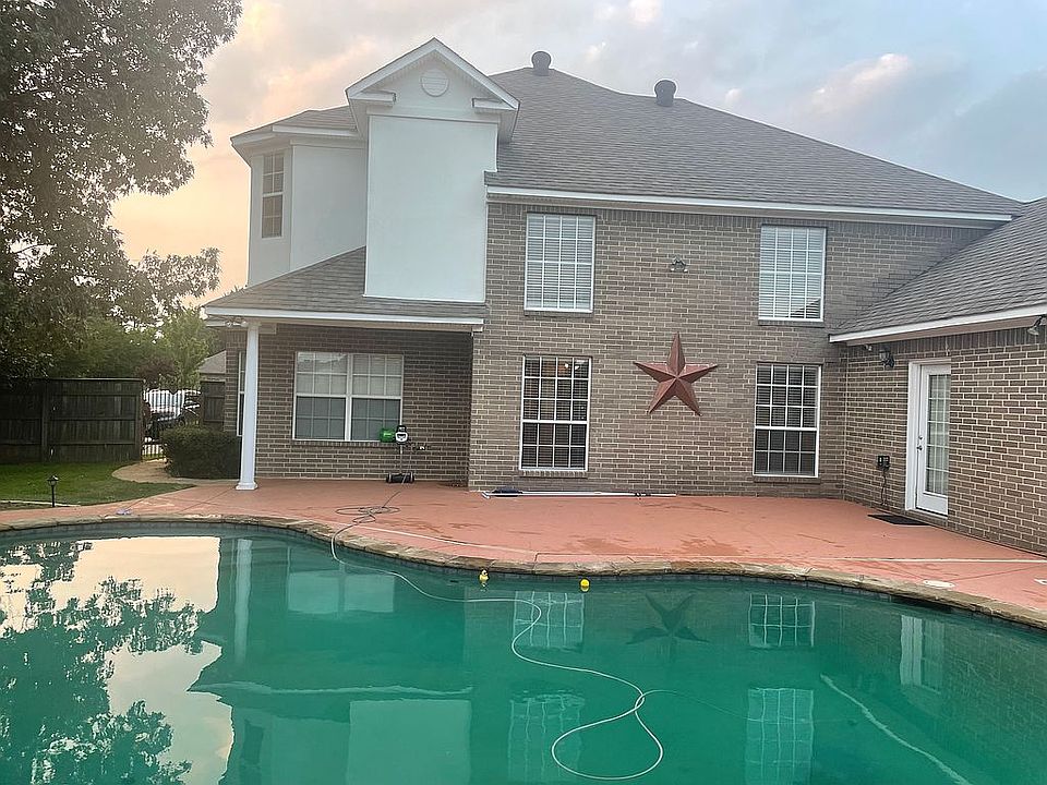 1st image of 10 Briarwood Cir