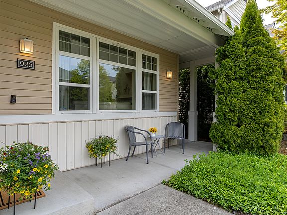 4th image of 925 233rd Ave NE