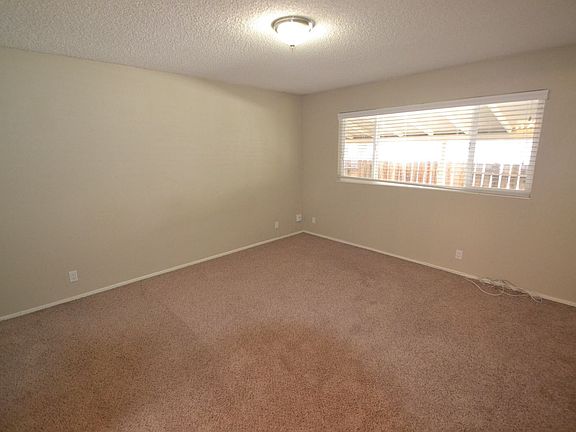 3rd image of 1091 Woodridge Dr