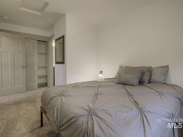 1511 S Division Ave — Photo 10