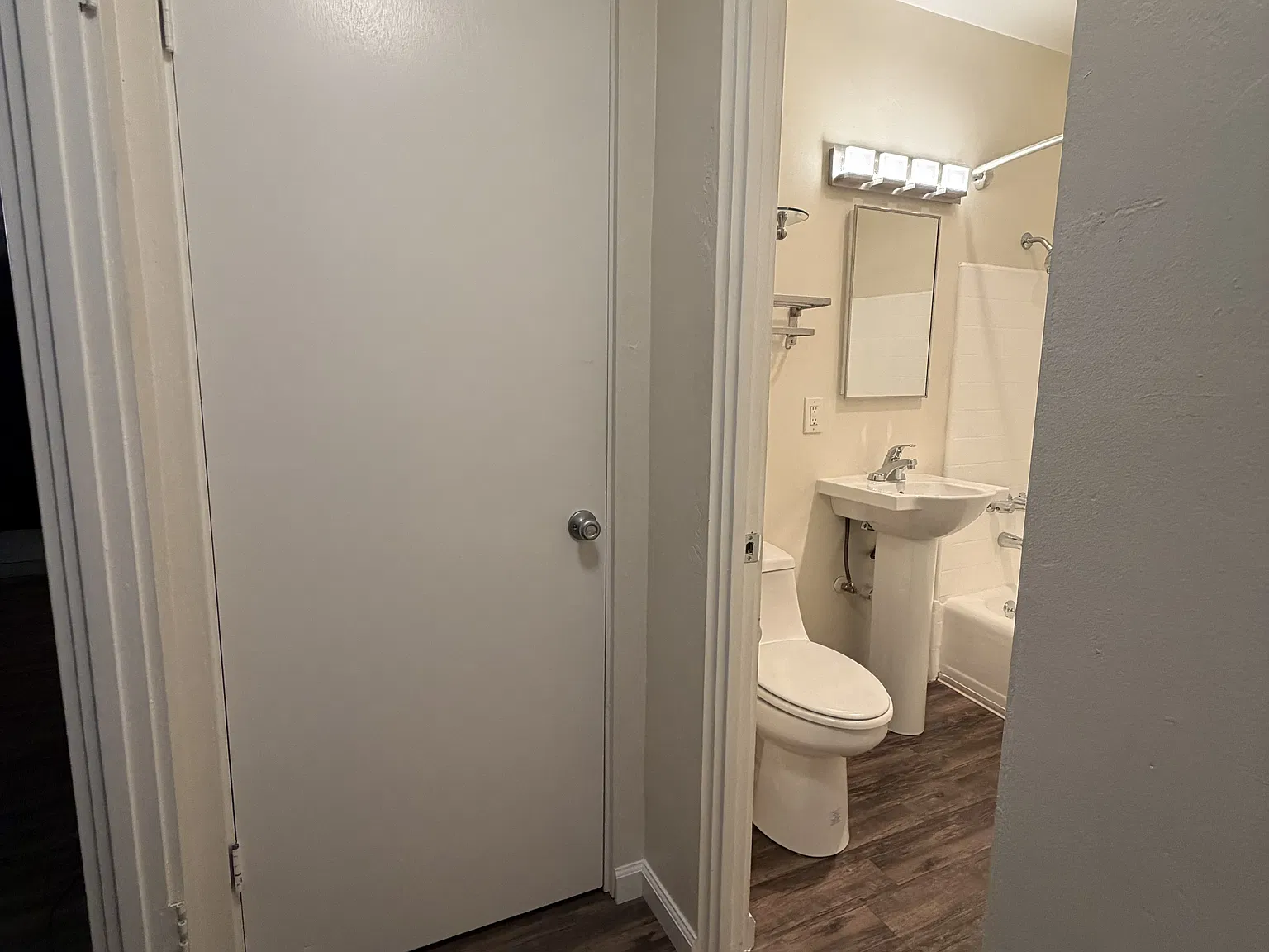 2 bed, 885 sqft, $2,400 — Photo 3