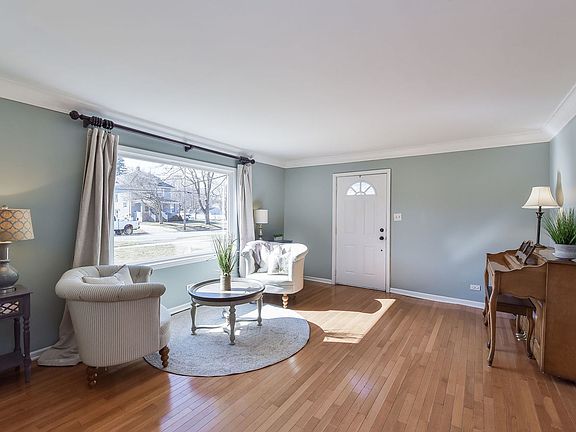 4th image of 609 E Liberty Dr