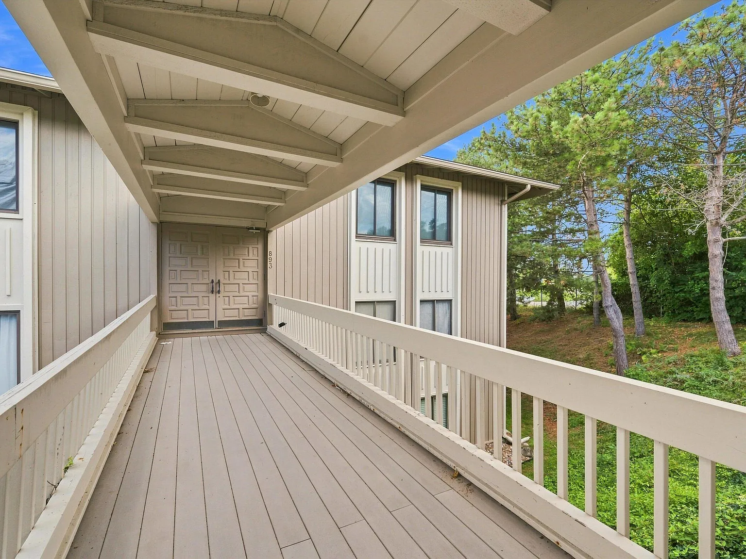 3 bed, 2.0 bath, 1374 sqft, $2,100 — Photo 3