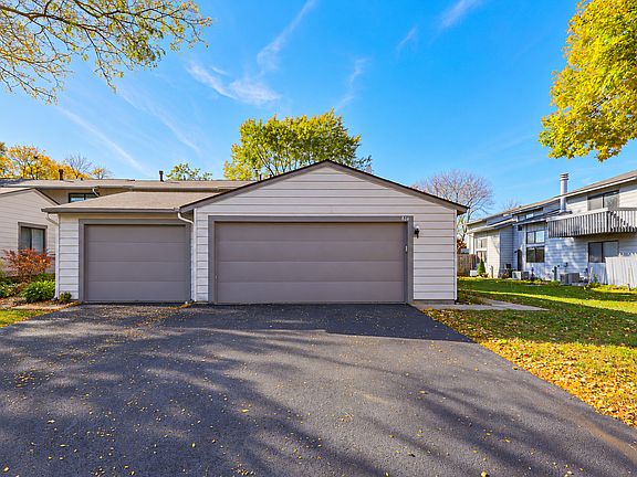 3rd image of 826 Hughes Pl