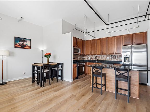 4th image of 833 W 15th Pl #907