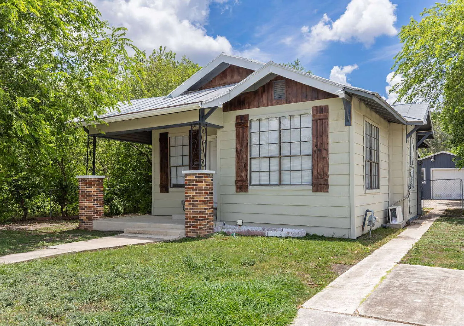 2 bed, 1.0 bath, 994 sqft, $1,395 — Photo 2