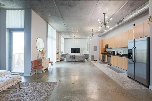 2100 Van Buren St Photo 1