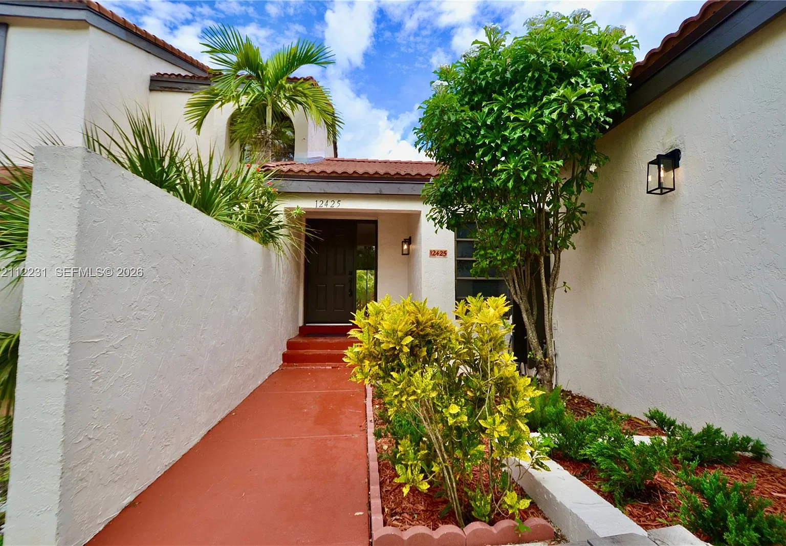 Kenland Court — Photo 1