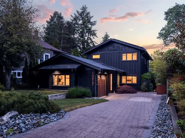 1217 Hewlett Pl, Oak Bay, BC V8S 4P6