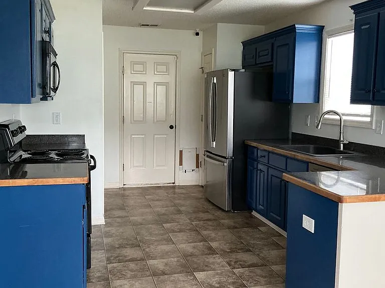 220 Jeremy Dr — Photo 5