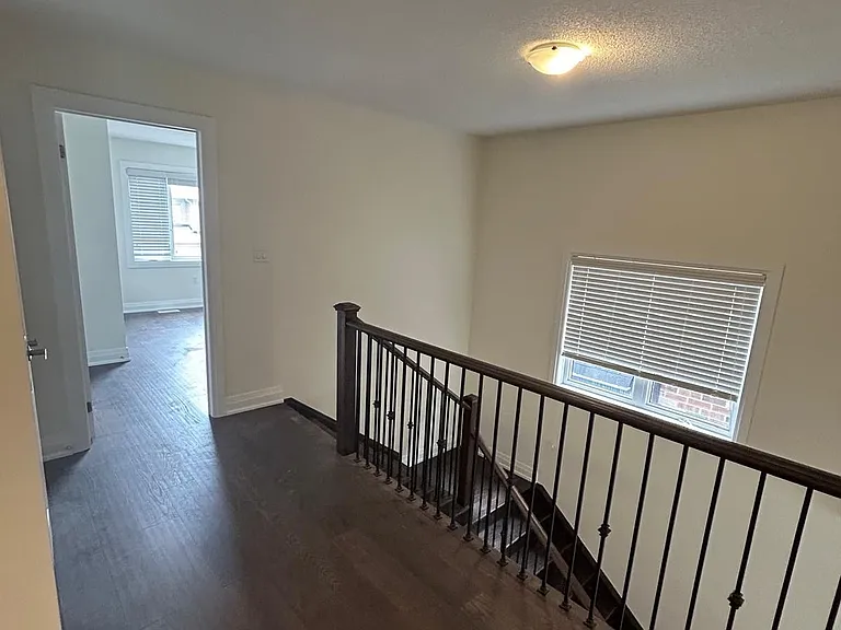 66 Circus Cres — Photo 12