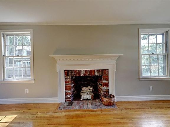 3rd image of 20 Thompson Hill Dr