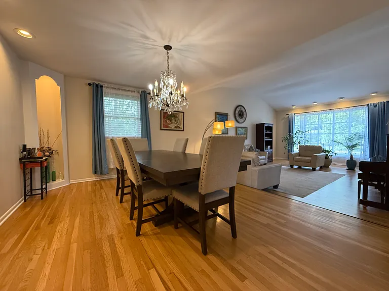 806 Warfield Ln — Photo 2