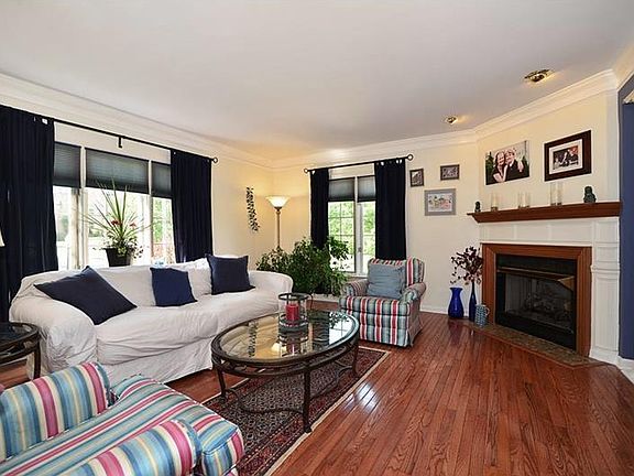 4th image of 2633 Carriage House Dr