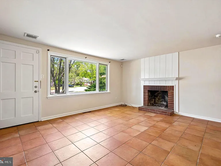 624 Cresson Ln — Photo 2