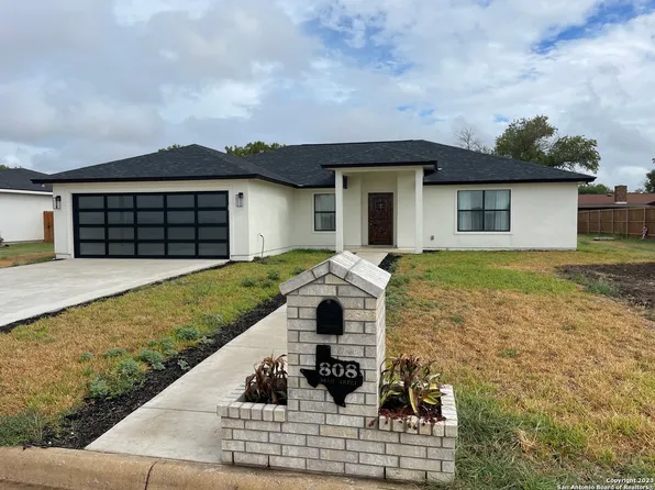 808 34th St, Hondo, TX 78861