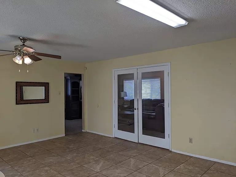 2000 Thomas Dr — Photo 2