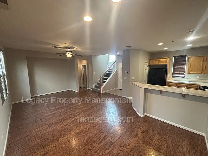3 bed, 2.5 bath, 1464 sqft, $2,495 — Photo 4