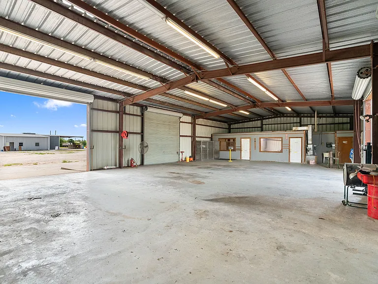 2404 S US Highway 281 #1 — Photo 13