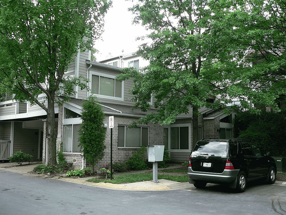 Cozy 2BR Townhouse (front)