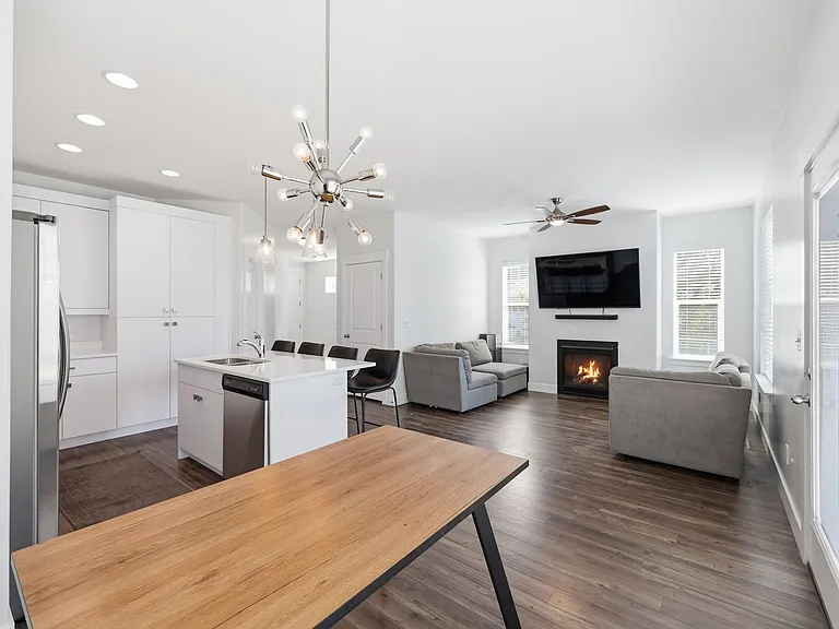 153 W Silver Springs Dr — Photo 7
