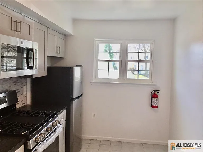 682 Darlington Dr — Photo 4