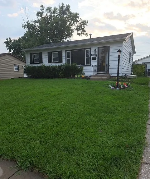 3520 Greenbrier Dr — Photo 1