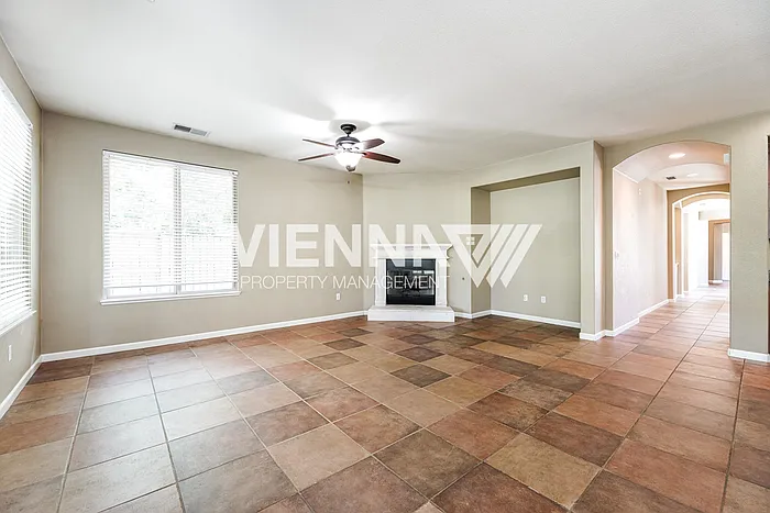 1014 Waterford Dr — Photo 3