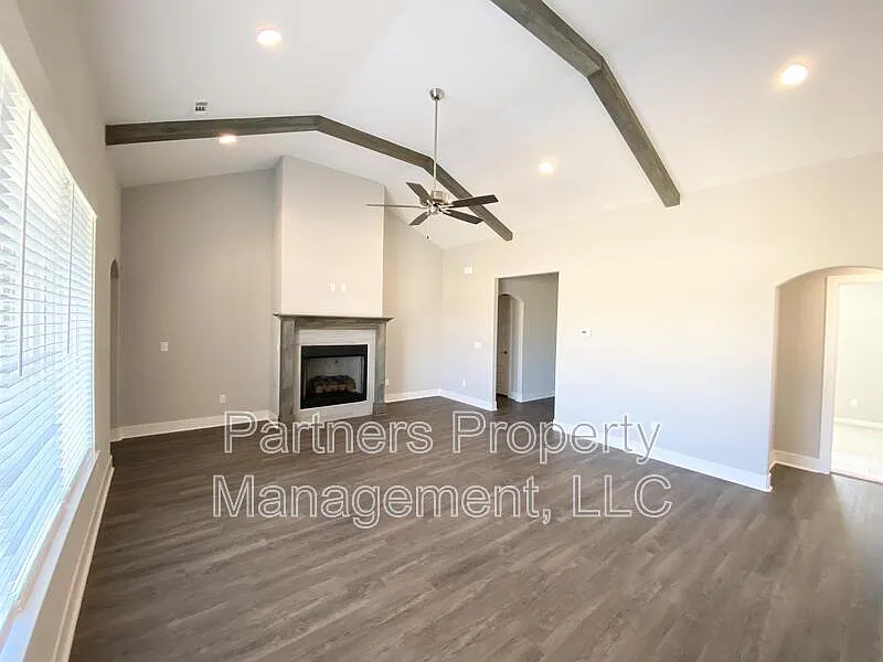 3 bed, 2.0 bath, 1600 sqft, $1,950 — Photo 3