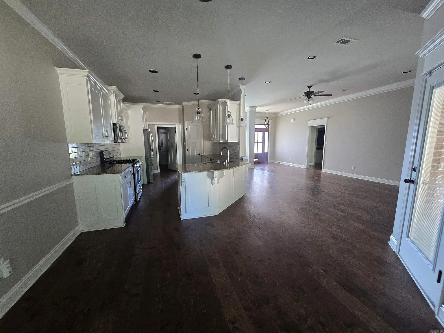 4 bed, 2.0 bath, 2276 sqft, $2,495 — Photo 3