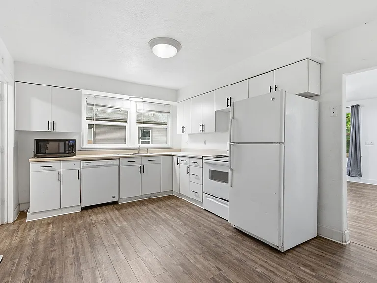 554 E Bridgeport Ave — Photo 17