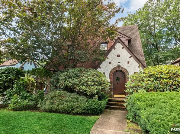 482 Standish Rd, Teaneck, NJ 07666