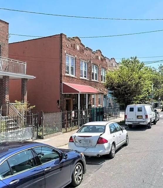 2nd image of 1059 Belmont Ave