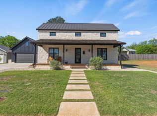 915 Hawthorn Ln, Fredericksburg, TX 78624