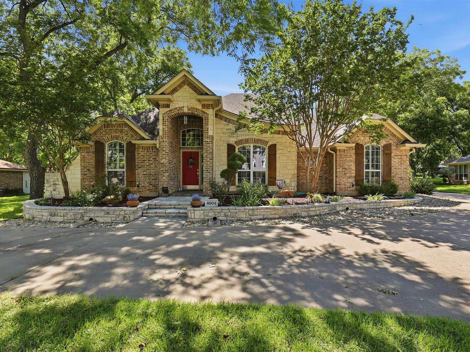 8904 Woodlawn Dr