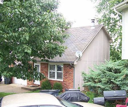 2nd image of 1010 E Huntington Pl