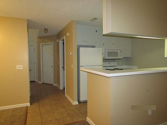 3rd image of 135 Woodberry Dr
