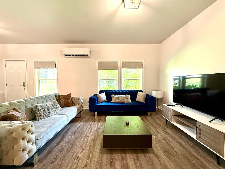 6085 Bentley Way — Photo 16