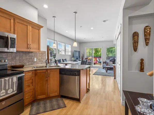 2655 Mary Hill Rd #202, Pt Coquitlam, BC V3C 6R9