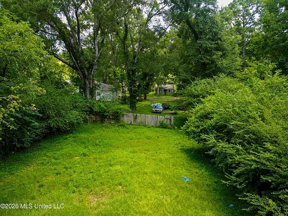 3rd image of 131 Carolyn Ave