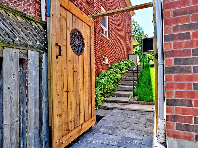 73 Laurendale Ave — Photo 40
